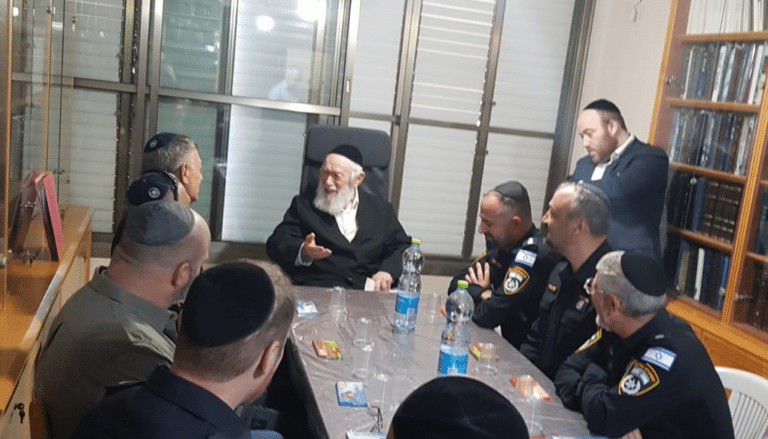 בכירי המשטרה עלו למעונו של חבר המועצת