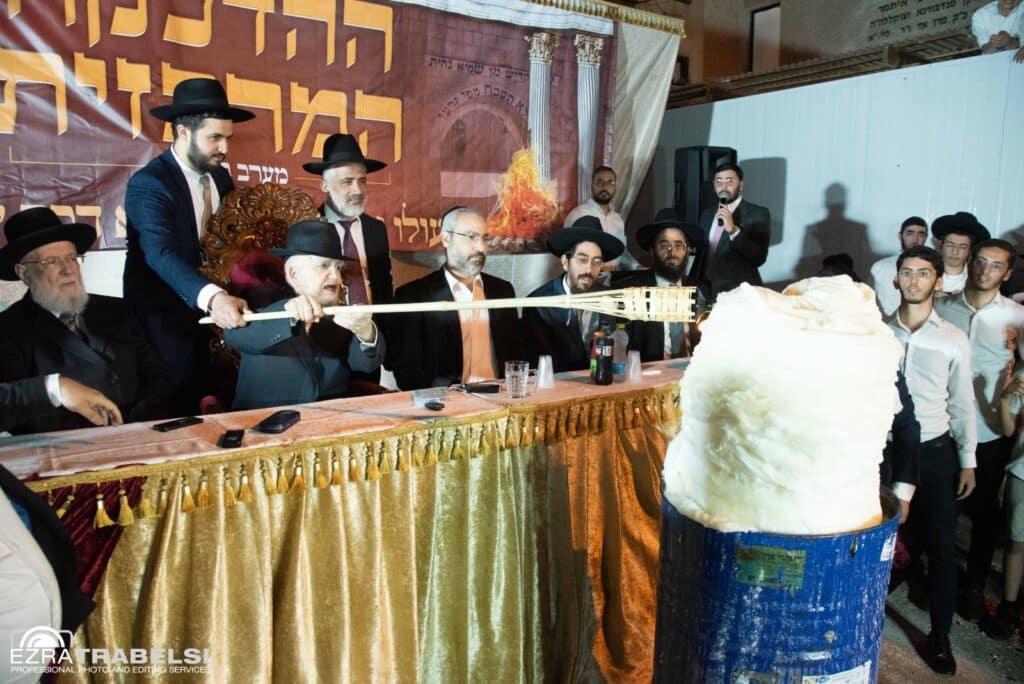 בהשתתפות מאות תושבים: הגר"מ מאזוז הדליק את בני ברק