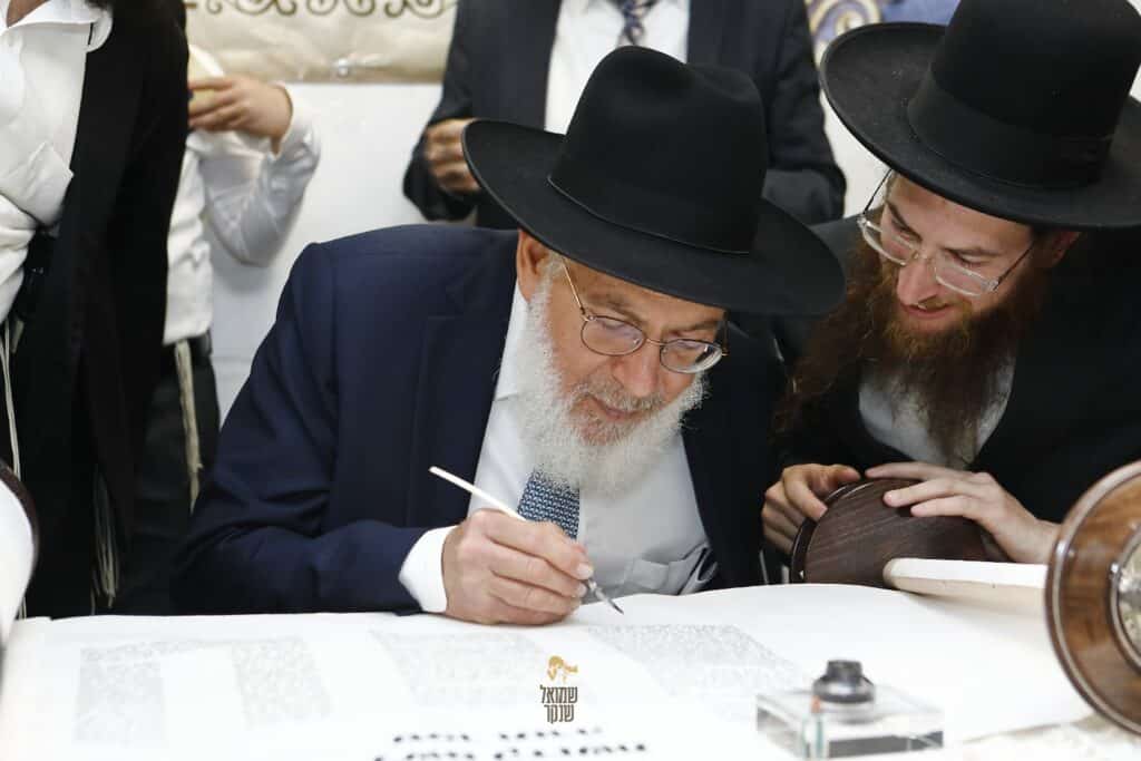 רכסים רקדה: הכנסת ס"ת לביהמ"ד הגדול 'מאורות' רכסים רקדה: הכנסת ס"ת לביהמ"ד הגדול 'מאורות'