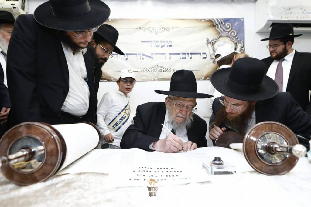 רכסים רקדה: הכנסת ס"ת לביהמ"ד הגדול 'מאורות' רכסים רקדה: הכנסת ס"ת לביהמ"ד הגדול 'מאורות'