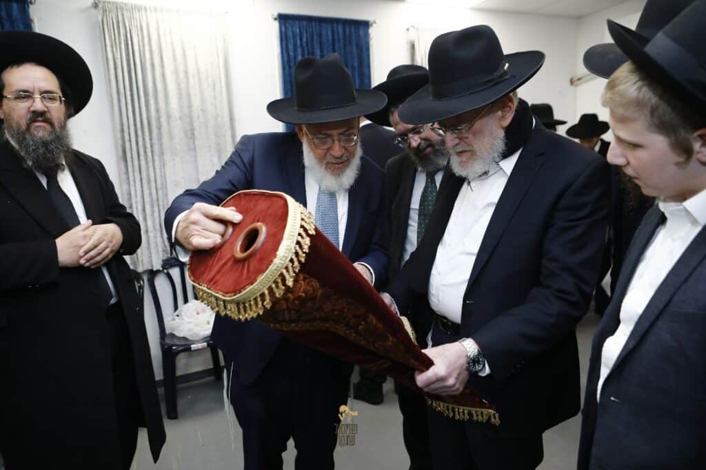 רכסים רקדה: הכנסת ס"ת לביהמ"ד הגדול 'מאורות' רכסים רקדה: הכנסת ס"ת לביהמ"ד הגדול 'מאורות'