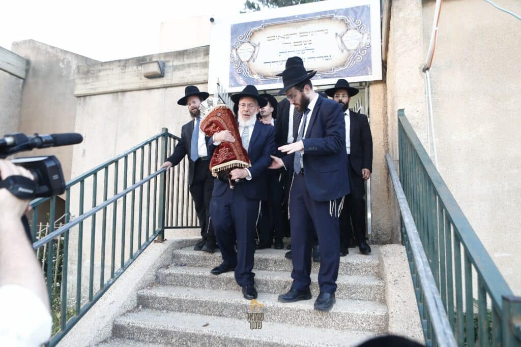 רכסים רקדה: הכנסת ס"ת לביהמ"ד הגדול 'מאורות' רכסים רקדה: הכנסת ס"ת לביהמ"ד הגדול 'מאורות'