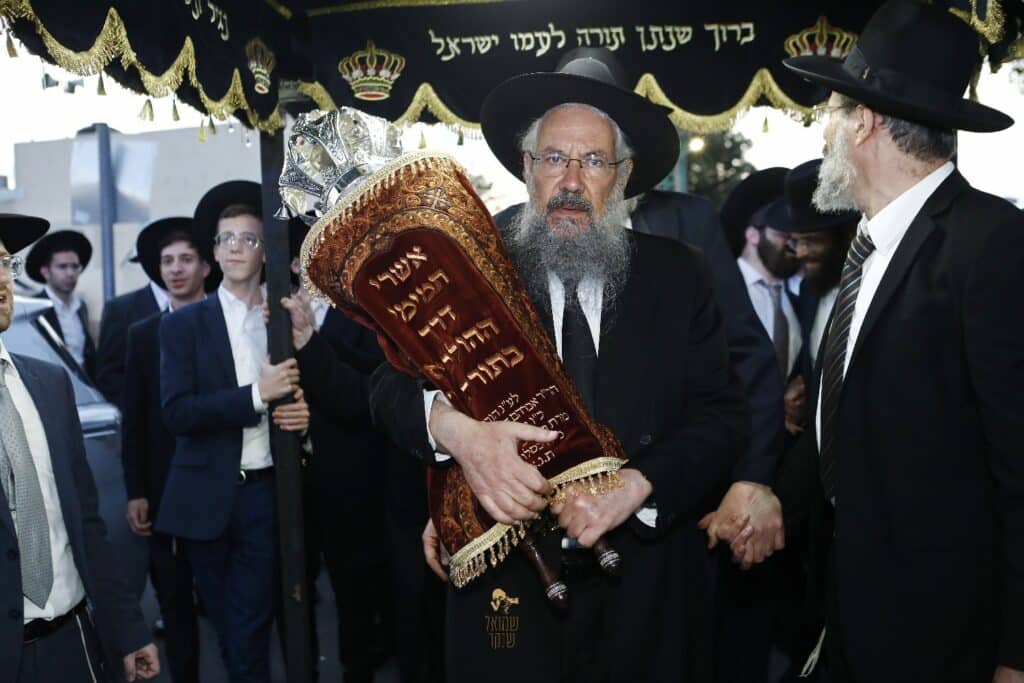 רכסים רקדה: הכנסת ס"ת לביהמ"ד הגדול 'מאורות' רכסים רקדה: הכנסת ס"ת לביהמ"ד הגדול 'מאורות'