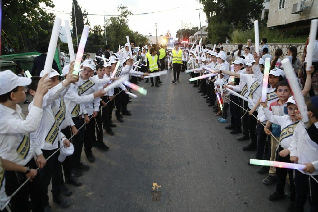 רכסים רקדה: הכנסת ס"ת לביהמ"ד הגדול 'מאורות' רכסים רקדה: הכנסת ס"ת לביהמ"ד הגדול 'מאורות'