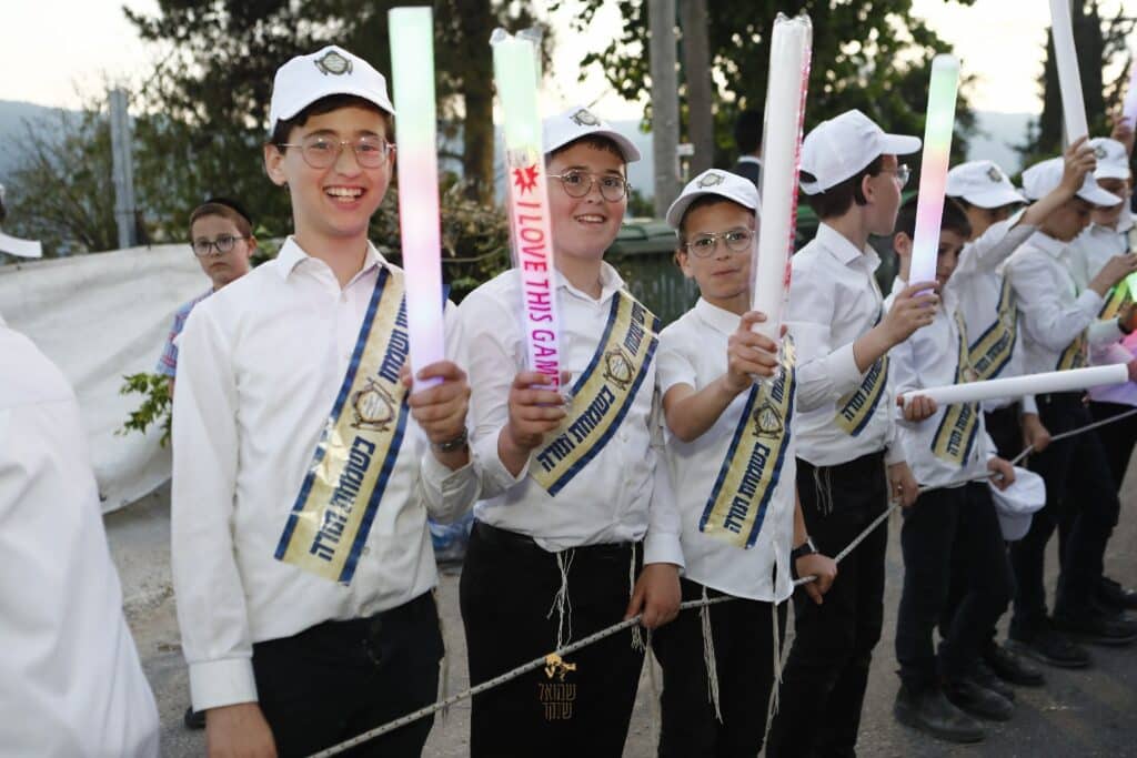 רכסים רקדה: הכנסת ס"ת לביהמ"ד הגדול 'מאורות' רכסים רקדה: הכנסת ס"ת לביהמ"ד הגדול 'מאורות'