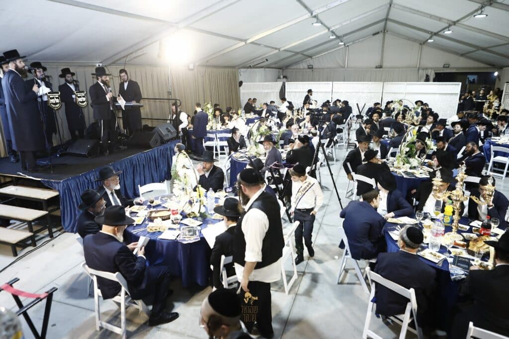 רכסים רקדה: הכנסת ס"ת לביהמ"ד הגדול 'מאורות' רכסים רקדה: הכנסת ס"ת לביהמ"ד הגדול 'מאורות'