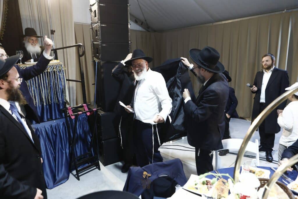 רכסים רקדה: הכנסת ס"ת לביהמ"ד הגדול 'מאורות' רכסים רקדה: הכנסת ס"ת לביהמ"ד הגדול 'מאורות'