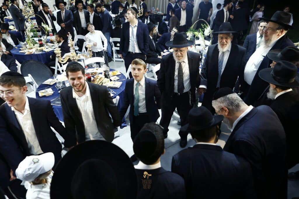 רכסים רקדה: הכנסת ס"ת לביהמ"ד הגדול 'מאורות' רכסים רקדה: הכנסת ס"ת לביהמ"ד הגדול 'מאורות'