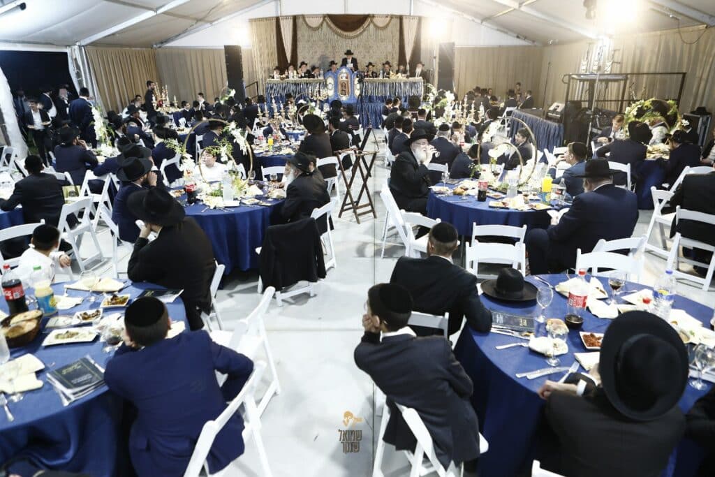 רכסים רקדה: הכנסת ס"ת לביהמ"ד הגדול 'מאורות' רכסים רקדה: הכנסת ס"ת לביהמ"ד הגדול 'מאורות'