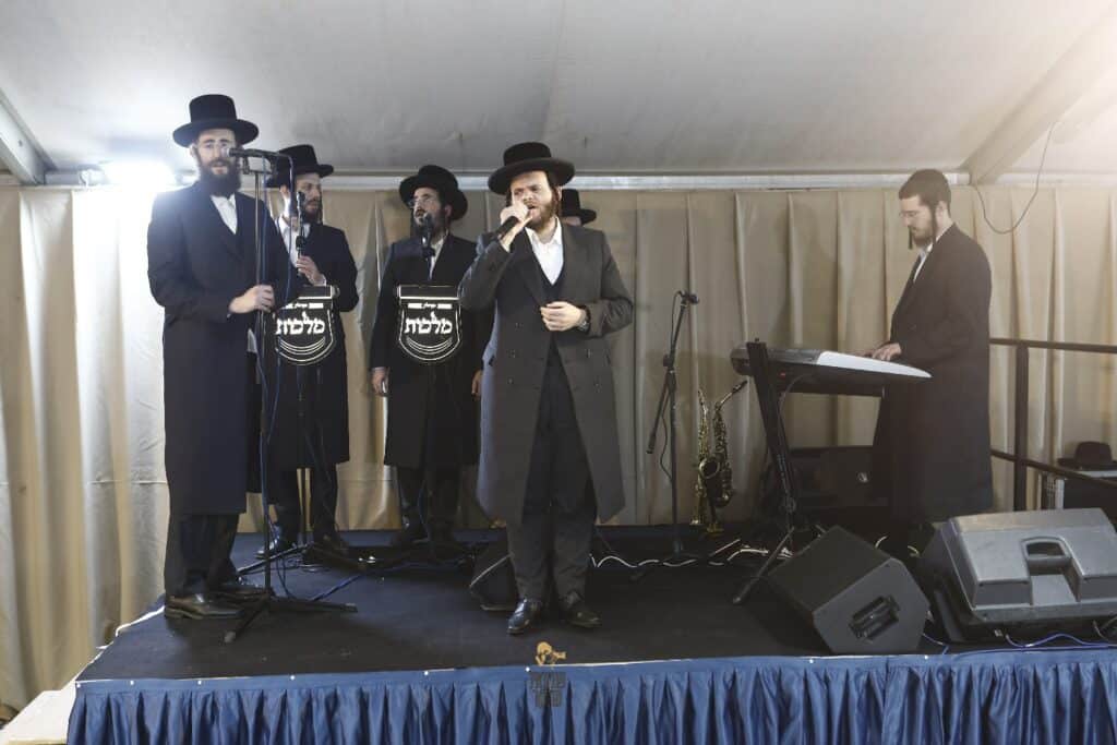 רכסים רקדה: הכנסת ס"ת לביהמ"ד הגדול 'מאורות' רכסים רקדה: הכנסת ס"ת לביהמ"ד הגדול 'מאורות'