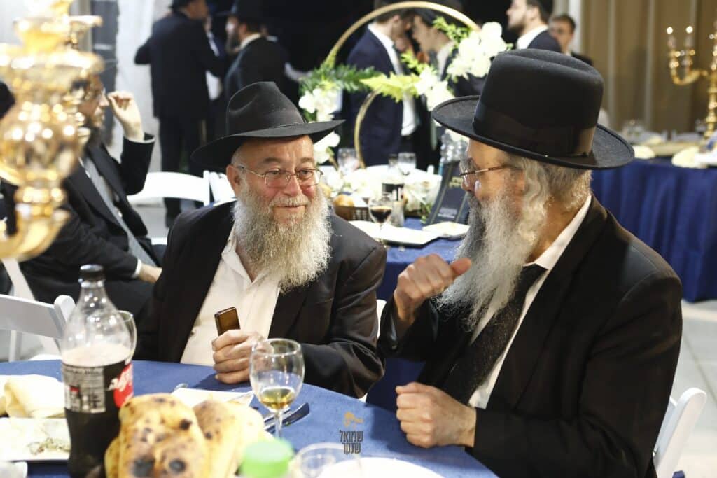 רכסים רקדה: הכנסת ס"ת לביהמ"ד הגדול 'מאורות' רכסים רקדה: הכנסת ס"ת לביהמ"ד הגדול 'מאורות'