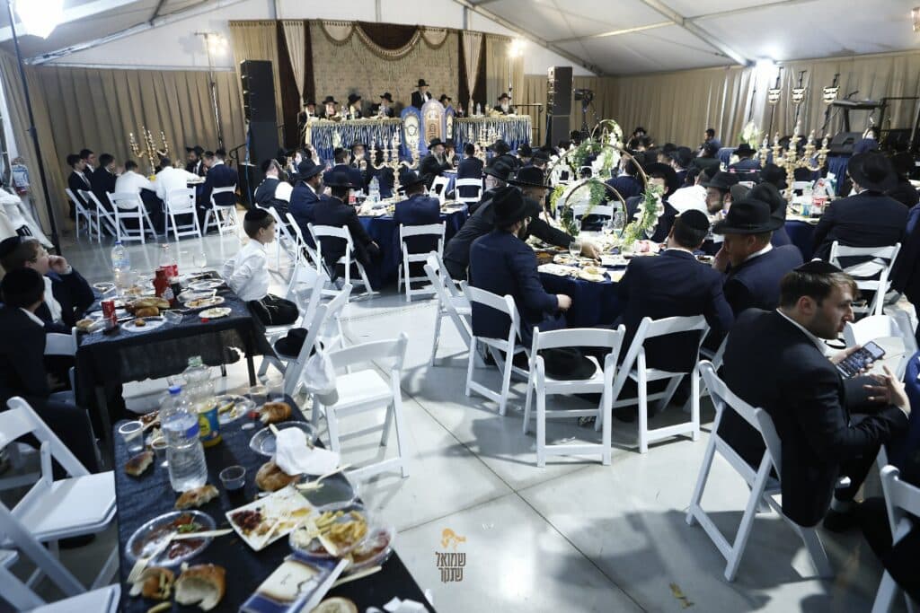 רכסים רקדה: הכנסת ס"ת לביהמ"ד הגדול 'מאורות' רכסים רקדה: הכנסת ס"ת לביהמ"ד הגדול 'מאורות'