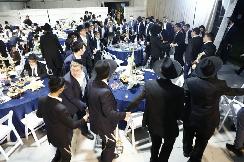 רכסים רקדה: הכנסת ס"ת לביהמ"ד הגדול 'מאורות' רכסים רקדה: הכנסת ס"ת לביהמ"ד הגדול 'מאורות'