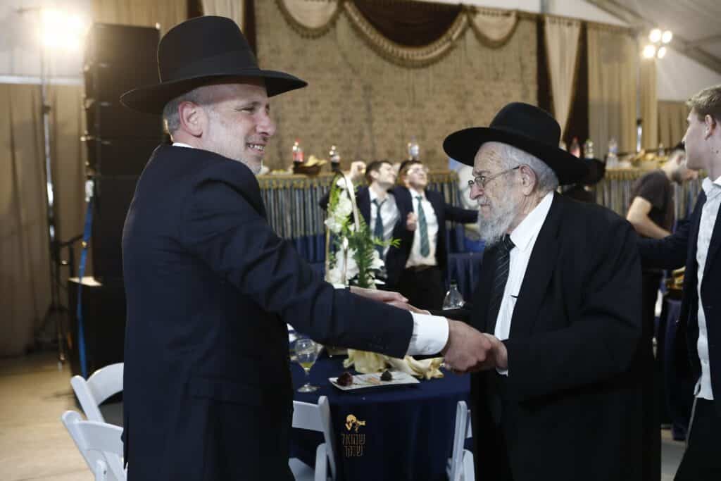 רכסים רקדה: הכנסת ס"ת לביהמ"ד הגדול 'מאורות' רכסים רקדה: הכנסת ס"ת לביהמ"ד הגדול 'מאורות'