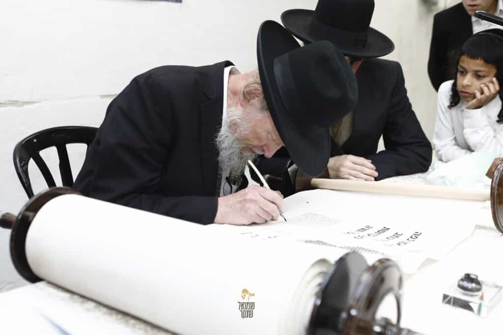 רכסים רקדה: הכנסת ס"ת לביהמ"ד הגדול 'מאורות' רכסים רקדה: הכנסת ס"ת לביהמ"ד הגדול 'מאורות'