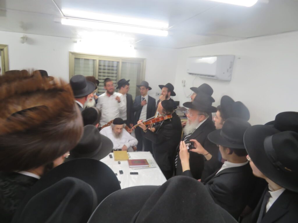 בגבעת הישיבה ובבית: רבבות הקבילו את פני מרן הגר"ד לנדו בגבעת הישיבה ובבית: רבבות הקבילו את פני מרן הגר"ד לנדו