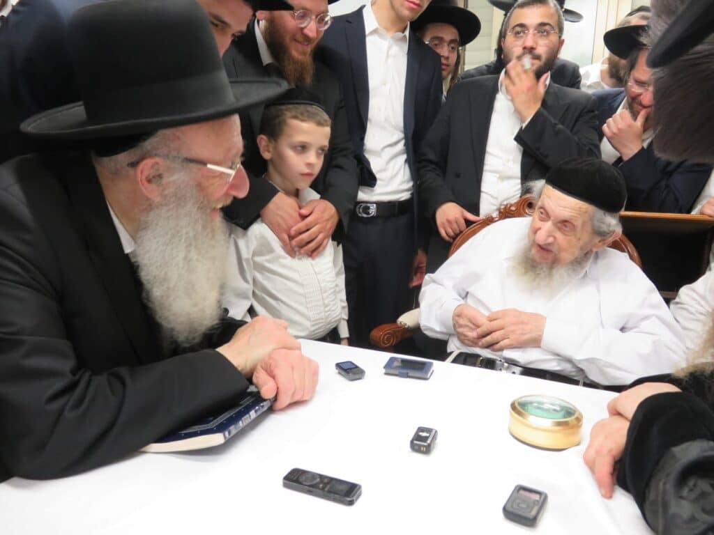 בגבעת הישיבה ובבית: רבבות הקבילו את פני מרן הגר"ד לנדו בגבעת הישיבה ובבית: רבבות הקבילו את פני מרן הגר"ד לנדו