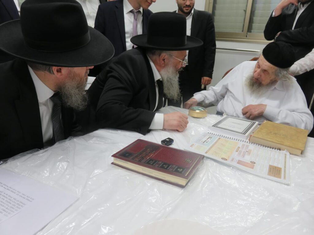 בגבעת הישיבה ובבית: רבבות הקבילו את פני מרן הגר"ד לנדו בגבעת הישיבה ובבית: רבבות הקבילו את פני מרן הגר"ד לנדו