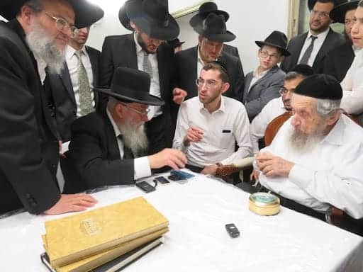 בגבעת הישיבה ובבית: רבבות הקבילו את פני מרן הגר"ד לנדו בגבעת הישיבה ובבית: רבבות הקבילו את פני מרן הגר"ד לנדו