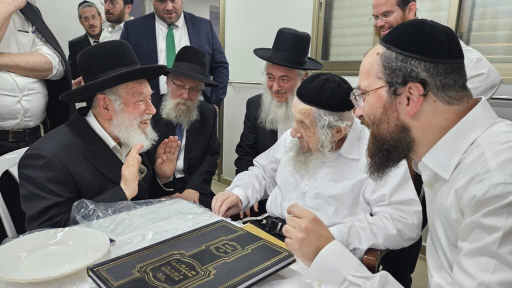 בגבעת הישיבה ובבית: רבבות הקבילו את פני מרן הגר"ד לנדו בגבעת הישיבה ובבית: רבבות הקבילו את פני מרן הגר"ד לנדו