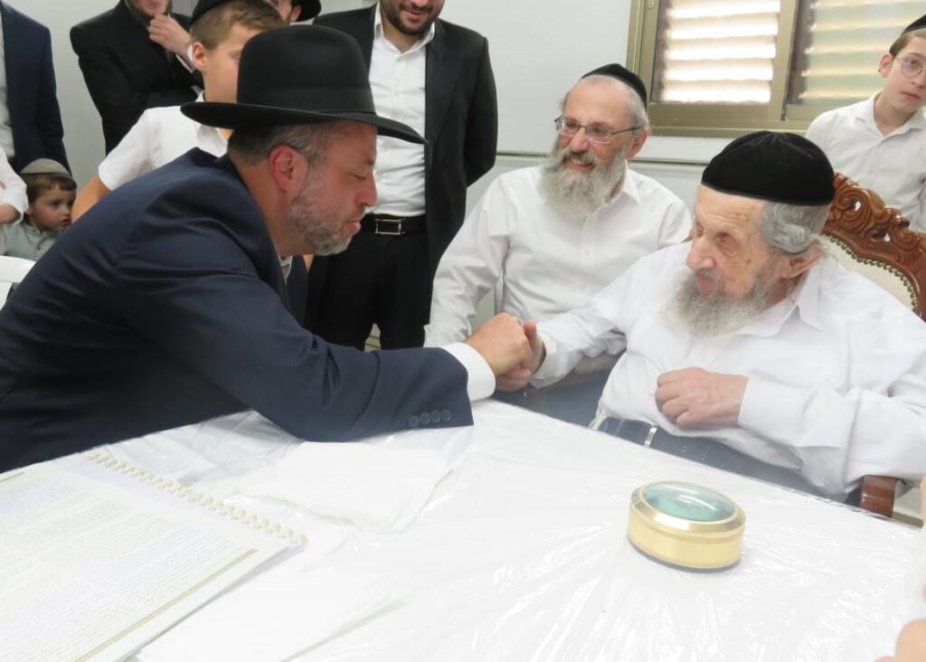 בגבעת הישיבה ובבית: רבבות הקבילו את פני מרן הגר"ד לנדו בגבעת הישיבה ובבית: רבבות הקבילו את פני מרן הגר"ד לנדו