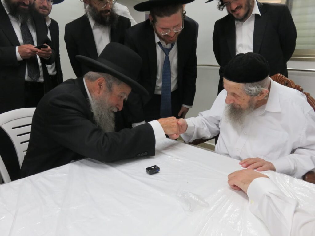 בגבעת הישיבה ובבית: רבבות הקבילו את פני מרן הגר"ד לנדו בגבעת הישיבה ובבית: רבבות הקבילו את פני מרן הגר"ד לנדו