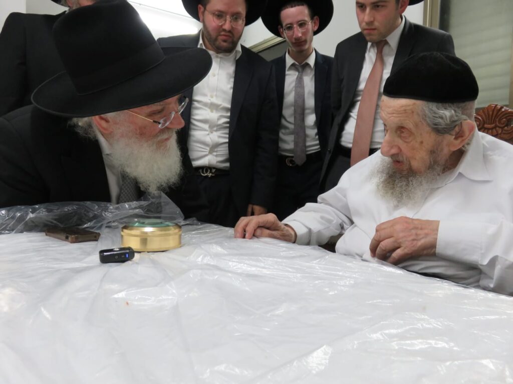 בגבעת הישיבה ובבית: רבבות הקבילו את פני מרן הגר"ד לנדו בגבעת הישיבה ובבית: רבבות הקבילו את פני מרן הגר"ד לנדו