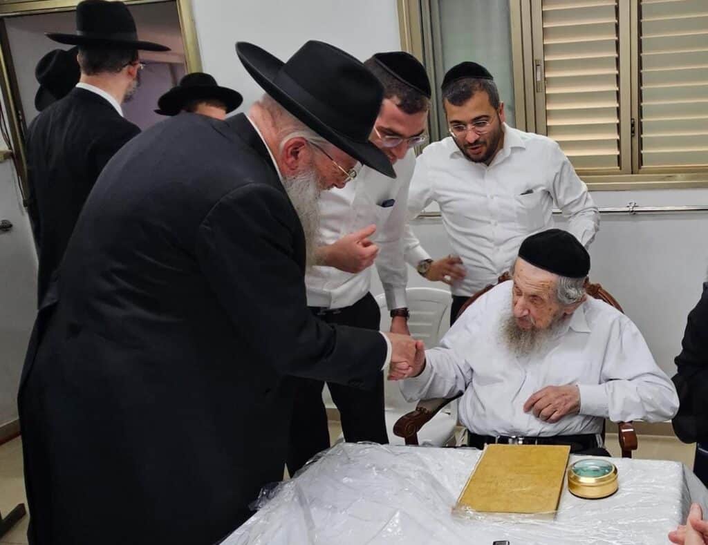 בגבעת הישיבה ובבית: רבבות הקבילו את פני מרן הגר"ד לנדו בגבעת הישיבה ובבית: רבבות הקבילו את פני מרן הגר"ד לנדו