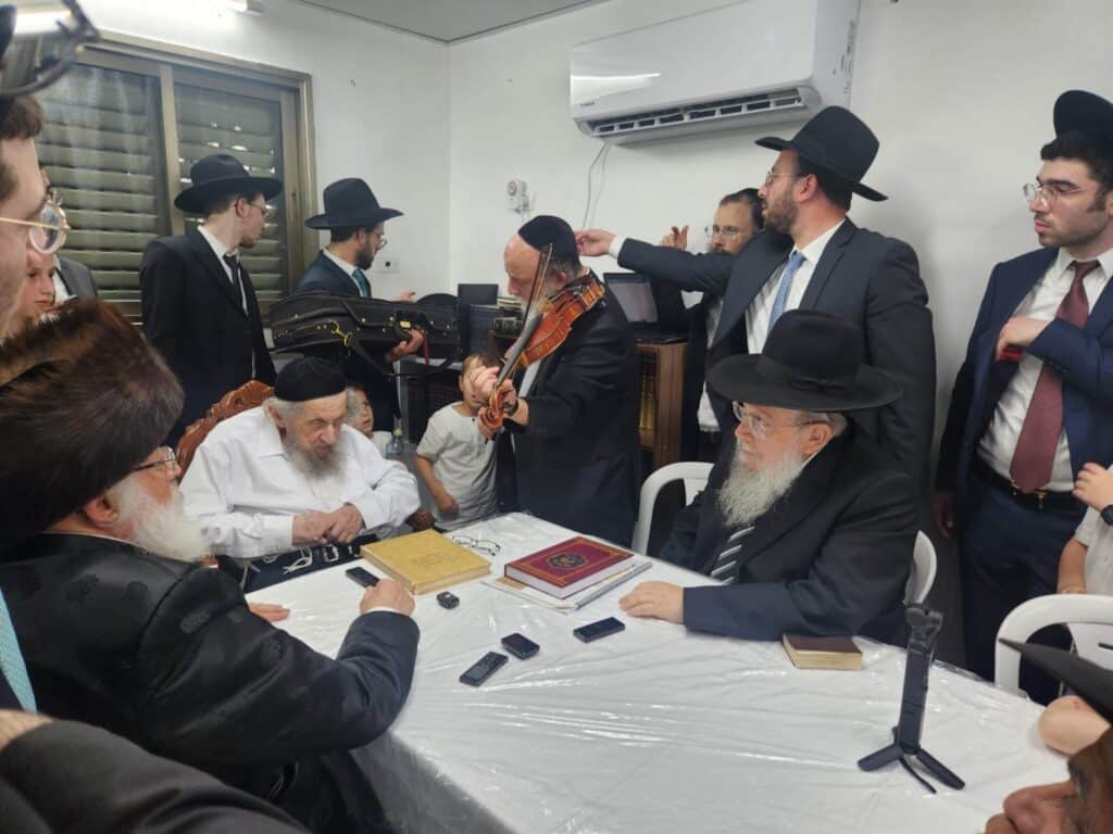 בגבעת הישיבה ובבית: רבבות הקבילו את פני מרן הגר"ד לנדו בגבעת הישיבה ובבית: רבבות הקבילו את פני מרן הגר"ד לנדו