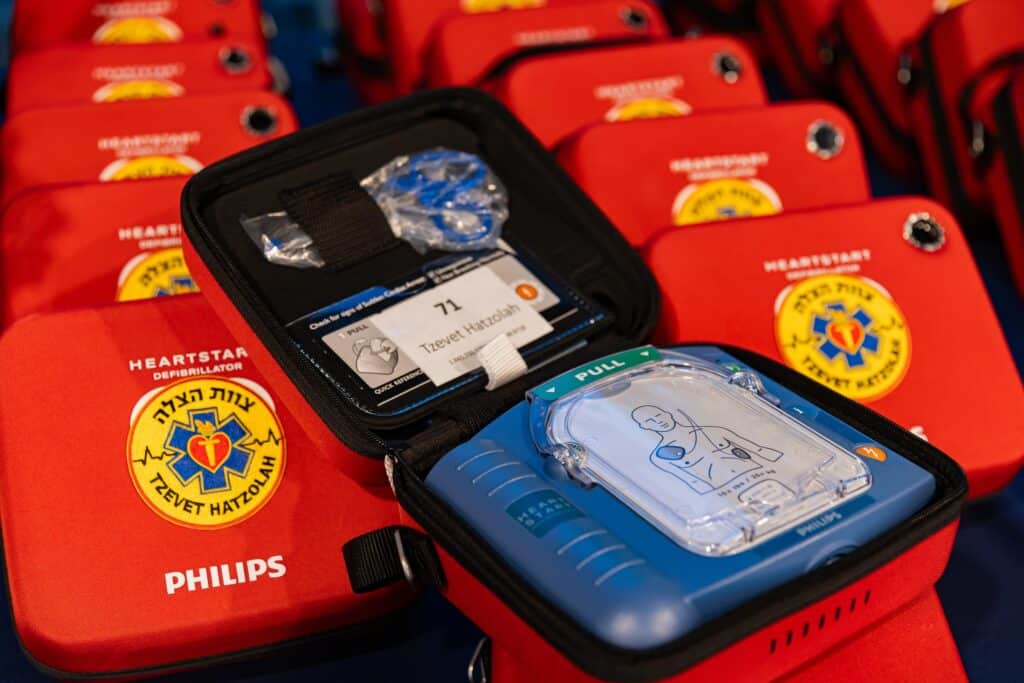 כ-80 דפיברילטורים חדשים חולקו למתנדבי 'מד"א - צוות הצלה'