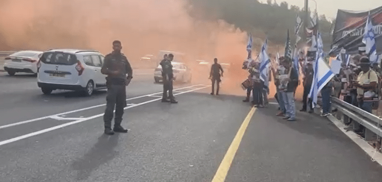 ניסו להבעיר רכבים בכביש 1: הבלשים עצרו את פעילי השמאל