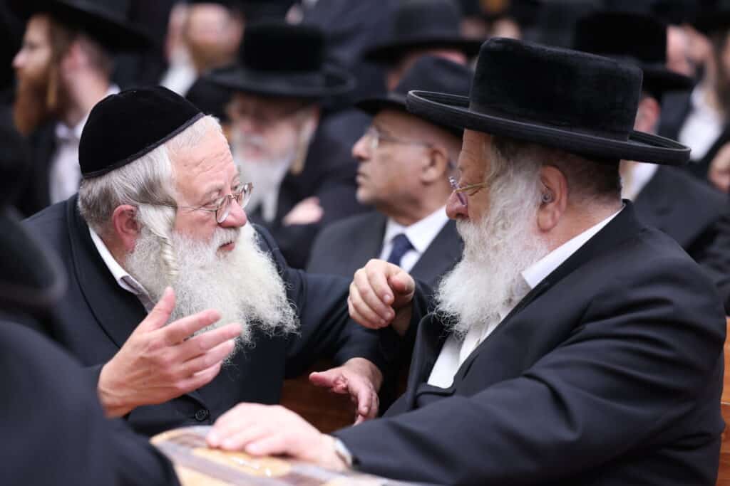 התרגשות בביאלה: האח הגדול הכתיר את אחיו הקטן