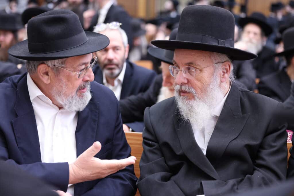 התרגשות בביאלה: האח הגדול הכתיר את אחיו הקטן