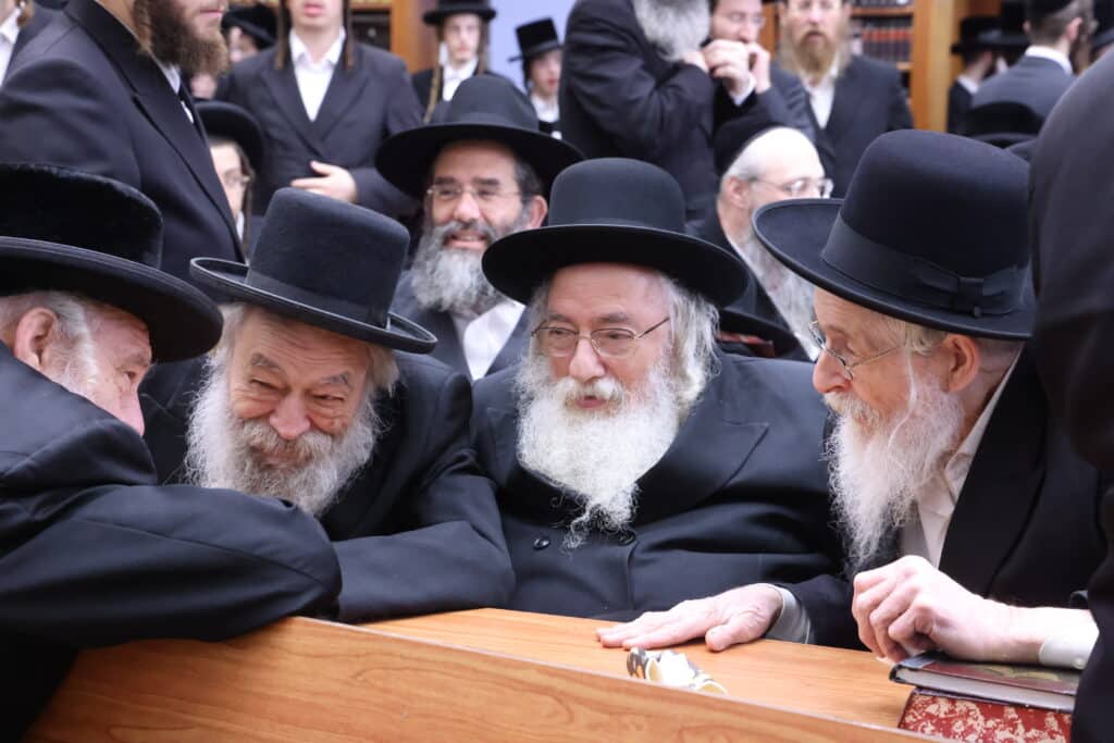 התרגשות בביאלה: האח הגדול הכתיר את אחיו הקטן