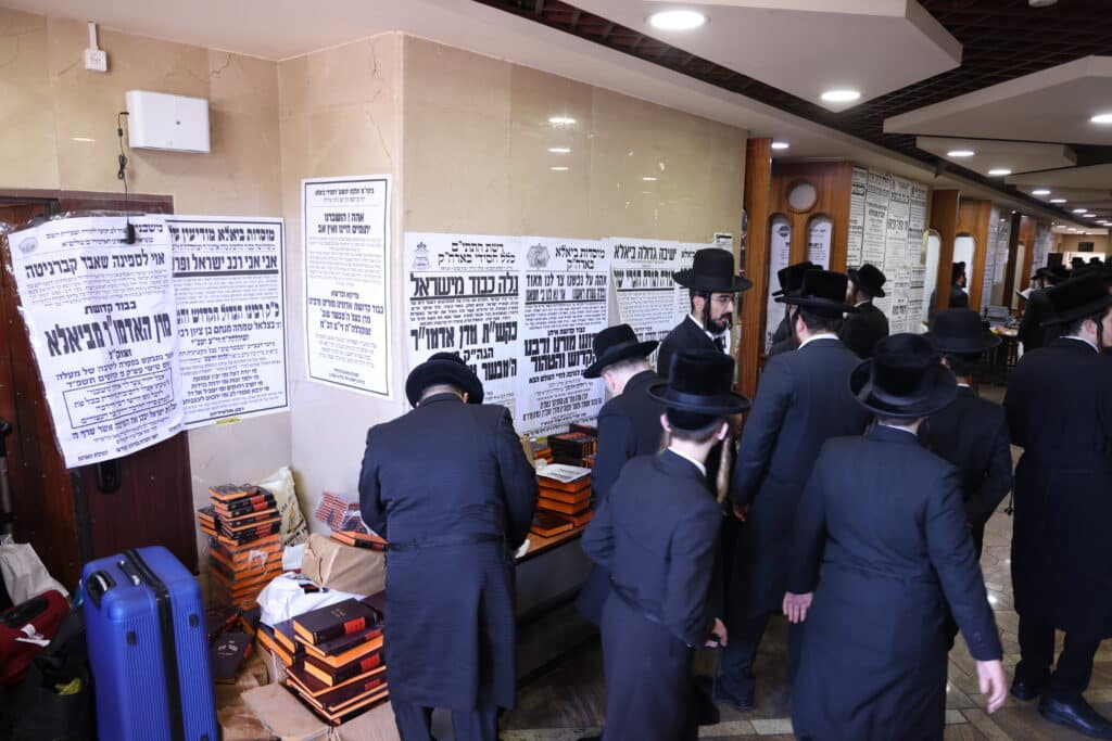 התרגשות בביאלה: האח הגדול הכתיר את אחיו הקטן