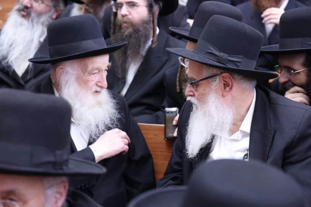 התרגשות בביאלה: האח הגדול הכתיר את אחיו הקטן