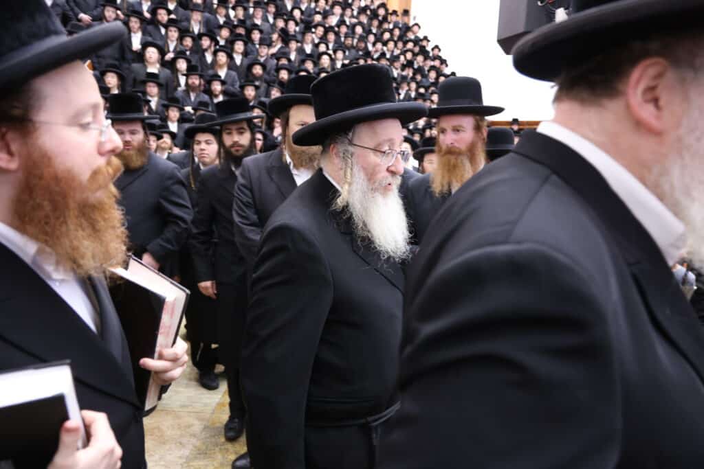 התרגשות בביאלה: האח הגדול הכתיר את אחיו הקטן