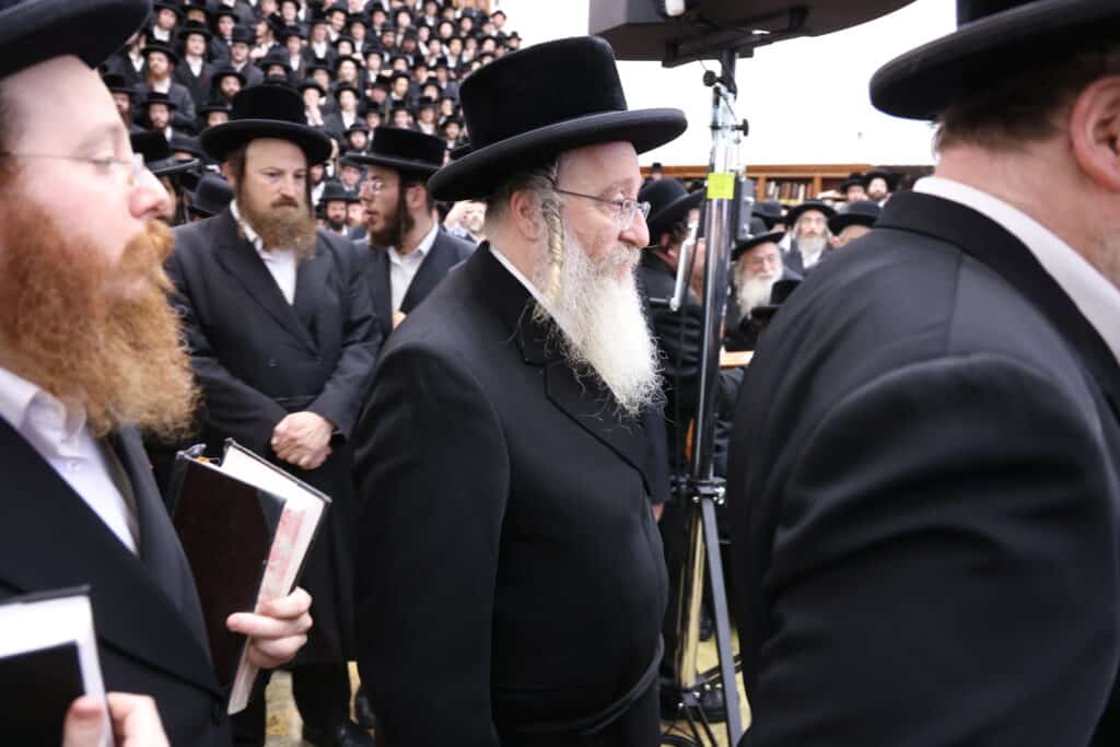 התרגשות בביאלה: האח הגדול הכתיר את אחיו הקטן