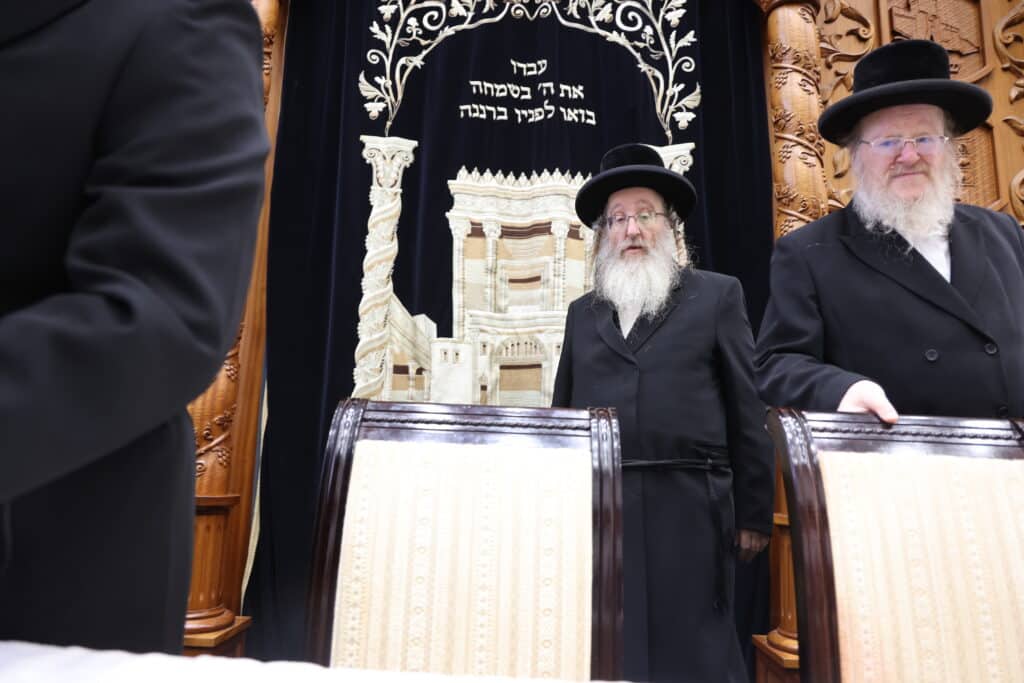 התרגשות בביאלה: האח הגדול הכתיר את אחיו הקטן