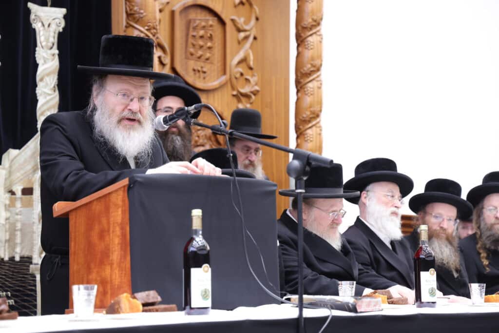 התרגשות בביאלה: האח הגדול הכתיר את אחיו הקטן