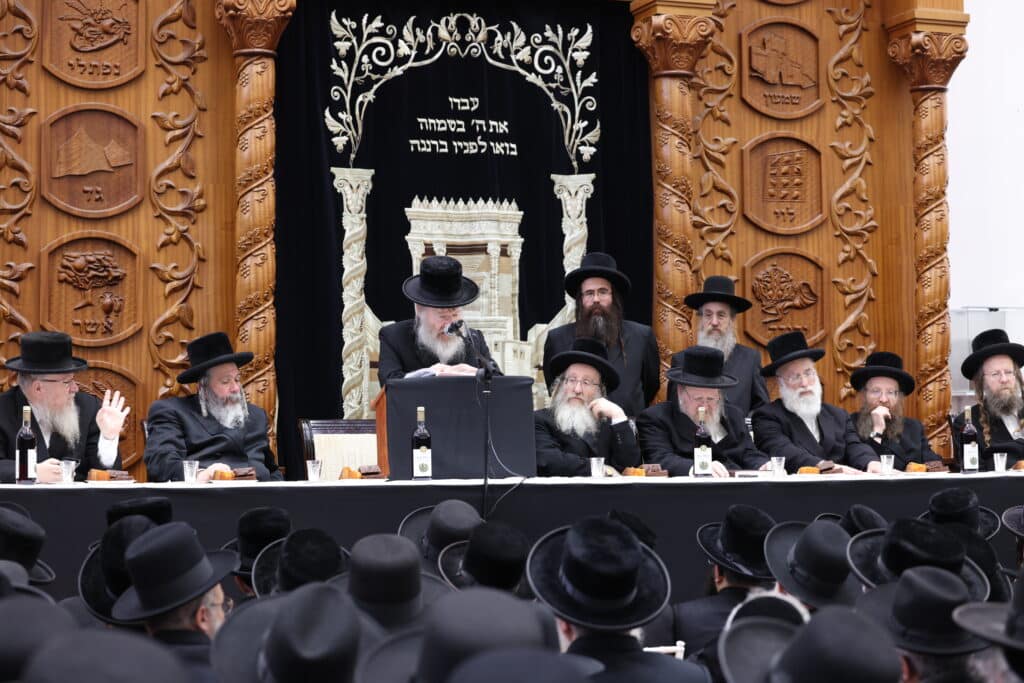 התרגשות בביאלה: האח הגדול הכתיר את אחיו הקטן