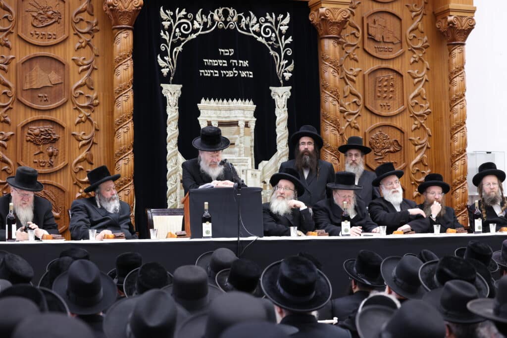 התרגשות בביאלה: האח הגדול הכתיר את אחיו הקטן