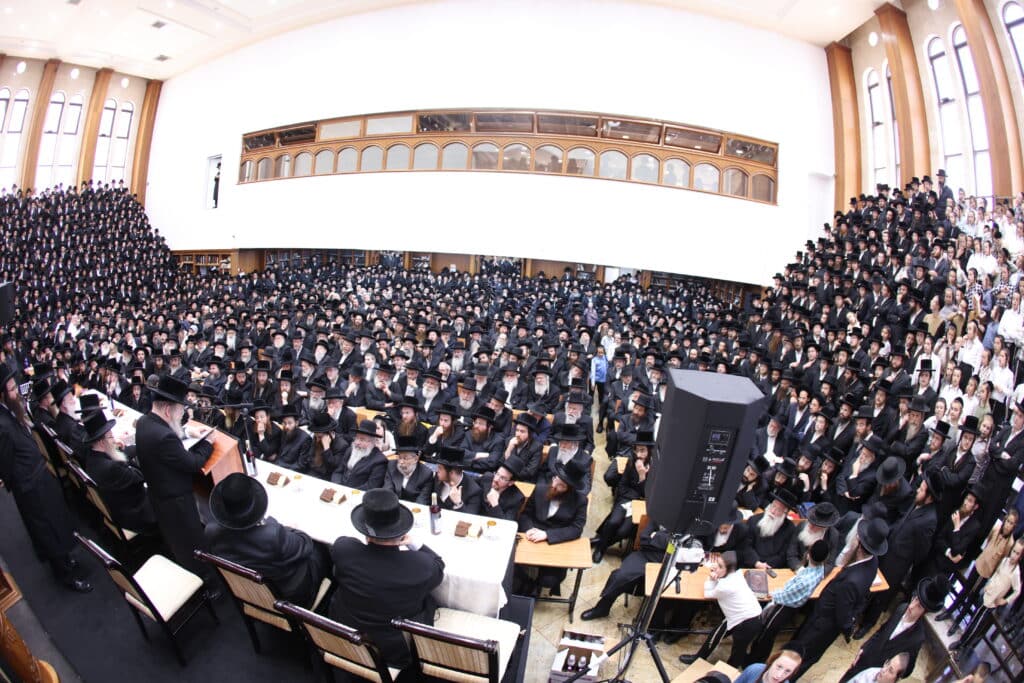 התרגשות בביאלה: האח הגדול הכתיר את אחיו הקטן