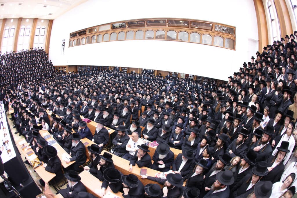 התרגשות בביאלה: האח הגדול הכתיר את אחיו הקטן