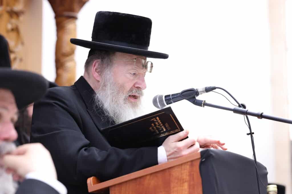 התרגשות בביאלה: האח הגדול הכתיר את אחיו הקטן