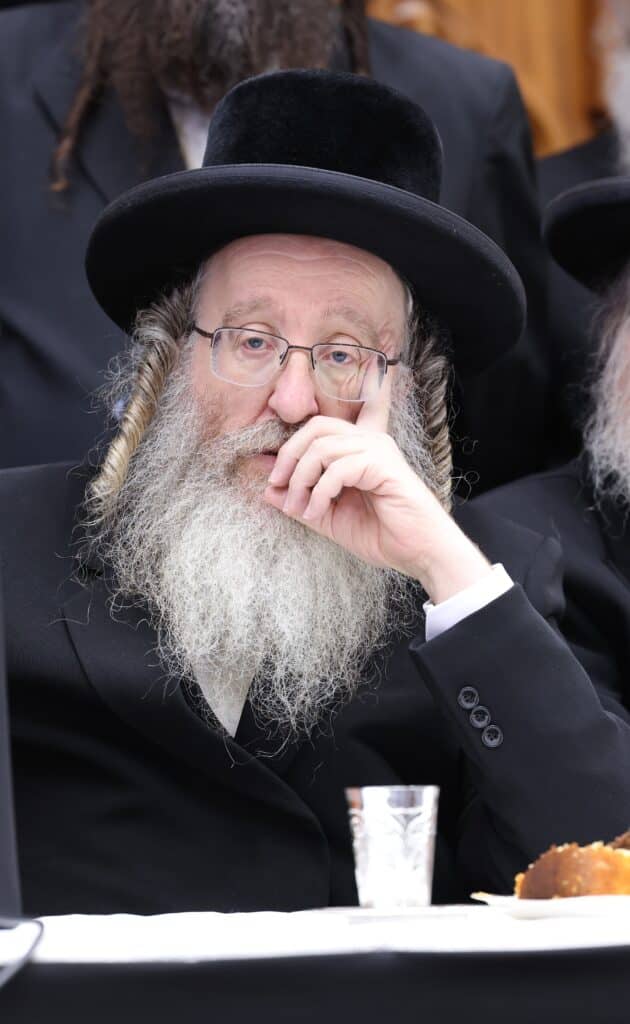 התרגשות בביאלה: האח הגדול הכתיר את אחיו הקטן