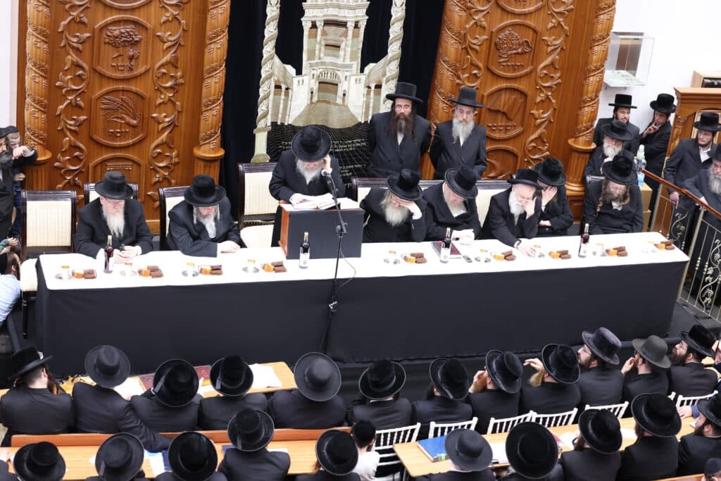 התרגשות בביאלה: האח הגדול הכתיר את אחיו הקטן