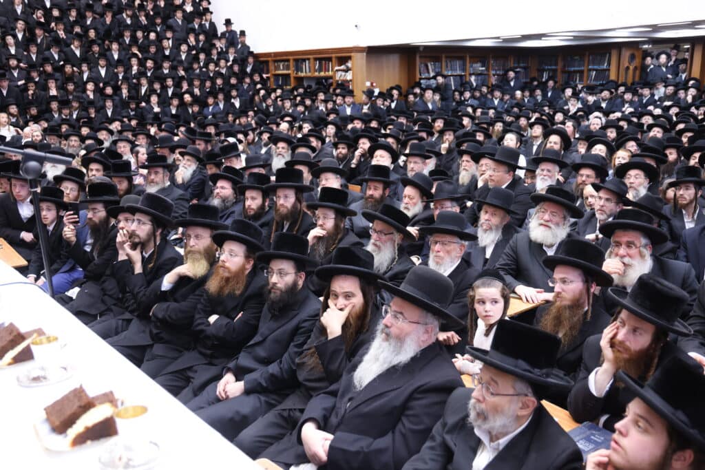 התרגשות בביאלה: האח הגדול הכתיר את אחיו הקטן