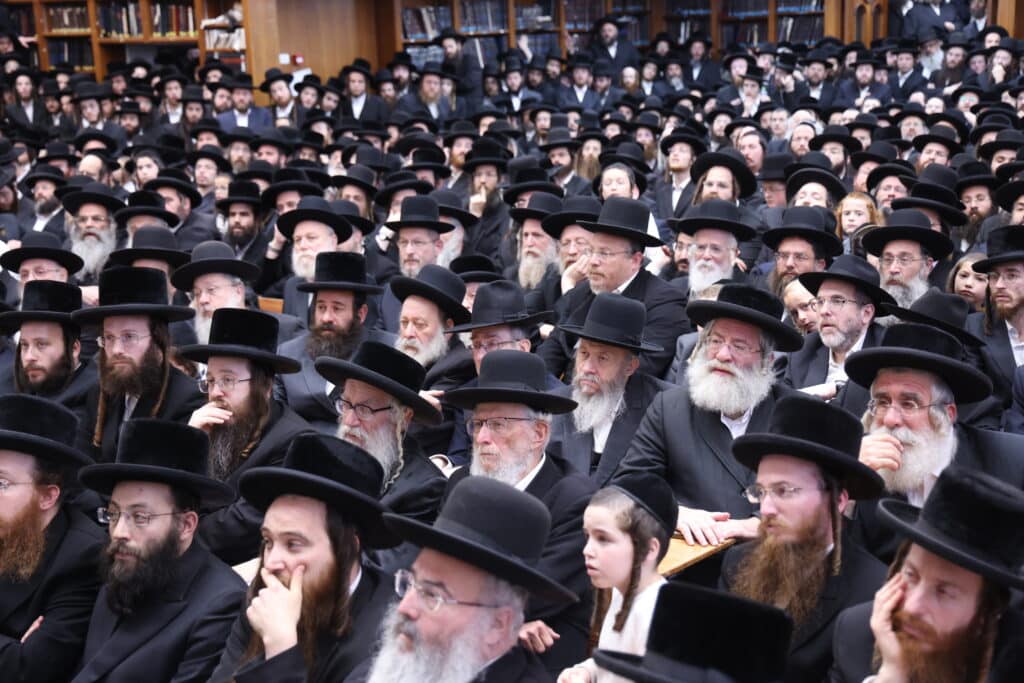 התרגשות בביאלה: האח הגדול הכתיר את אחיו הקטן