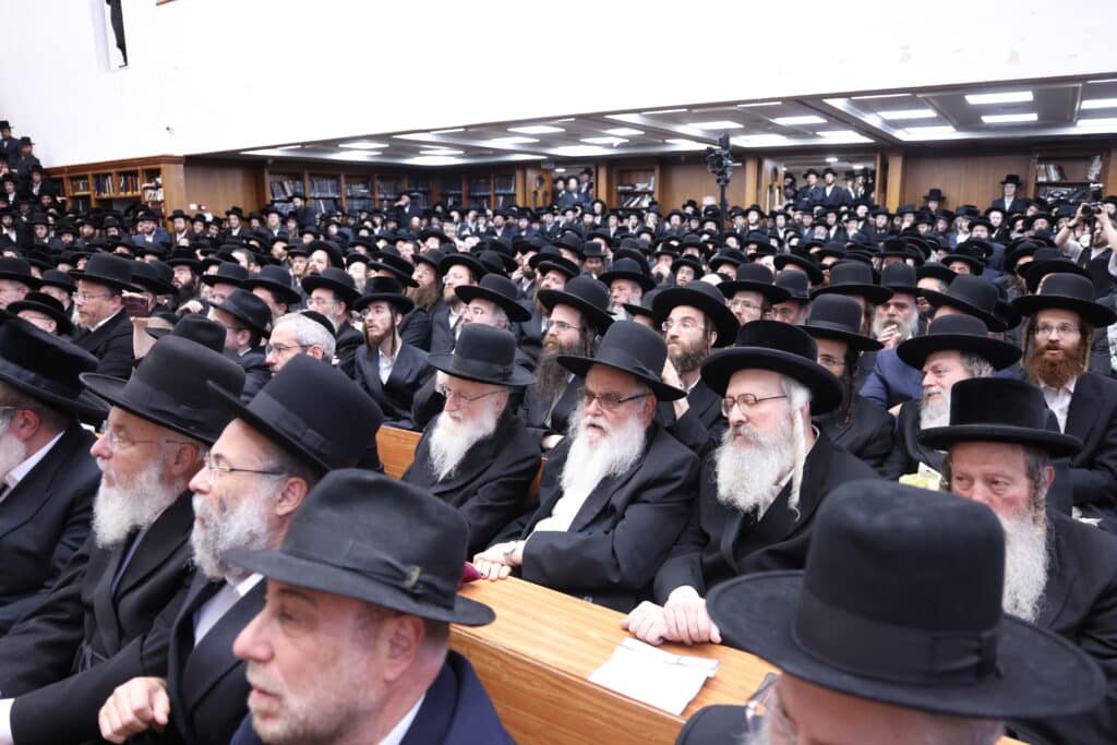 התרגשות בביאלה: האח הגדול הכתיר את אחיו הקטן